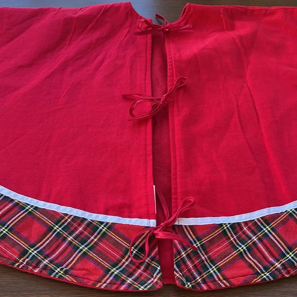 Crown & Ivy Monogrammed With "S" Christmas Tree Skirt Red W/Plaid Trim - Picture 5 of 8